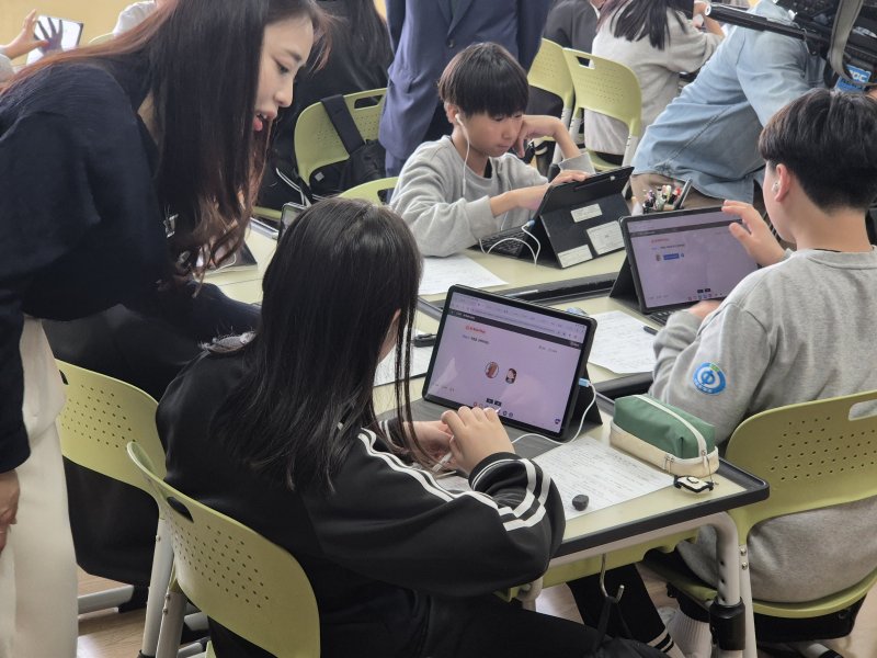 [울산=뉴시스] 구미현 기자 = 사진은 중학교 수업 모습. 본 기사와 직접 관련 없음. 2025.04.18. gorgeouskoo@newsis.com