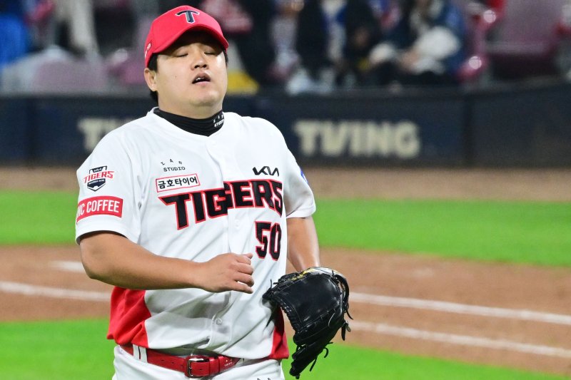 [광주=뉴시스] 이영주 기자 = 지난해 10월28일 광주 북구 광주-기아챔피언스필드에서 열린 2024 KBO 포스트시즌 한국시리즈 5차전 삼성 라이온즈와 KIA 타이거즈의 경기, 7회 초 2사 주자없는 상황에서 KIA 장현식이 삼자범퇴로 이닝을 마무리하며 덕아웃으로 내려오고 있다. 2024.10.28. leeyj2578@newsis.com