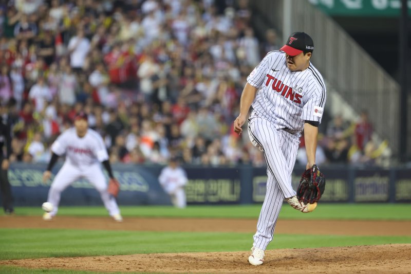 [서울=뉴시스] 프로야구 LG 트윈스 장현식이 6월28일 서울 잠실구장에서 열린 2025 신한 쏠뱅크 KBO리그 KIA 타이거즈와의 경기에 불펜 등판해 공을 피하고 있다. (사진=LG 트윈스 제공) 2025.06.28. *재판매 및 DB 금지