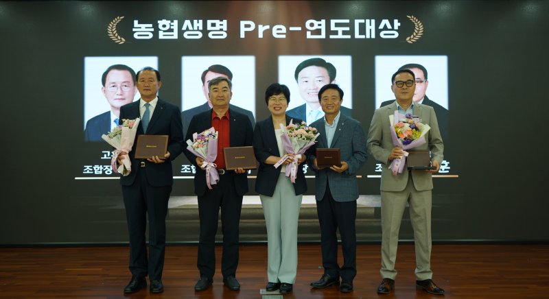 전남지역 메이저 바카라사이트 4곳이 2025년 NH메이저 바카라사이트메이저 바카라사이트 'Pre-연도대상' 사무소 부문에서 수상했다. (왼쪽부터) 고흥메이저 바카라사이트 고중석 조합장, 여수축산메이저 바카라사이트 박계수 조합장, 윤점숙 전남총국장, 득량메이저 바카라사이트 이계옥 조합장, 목포원예메이저 바카라사이트 고평훈 조합장. (사진=전남메이저 바카라사이트 제공) 2025.07.04. photo@newsis.com *재판매 및 DB 금지