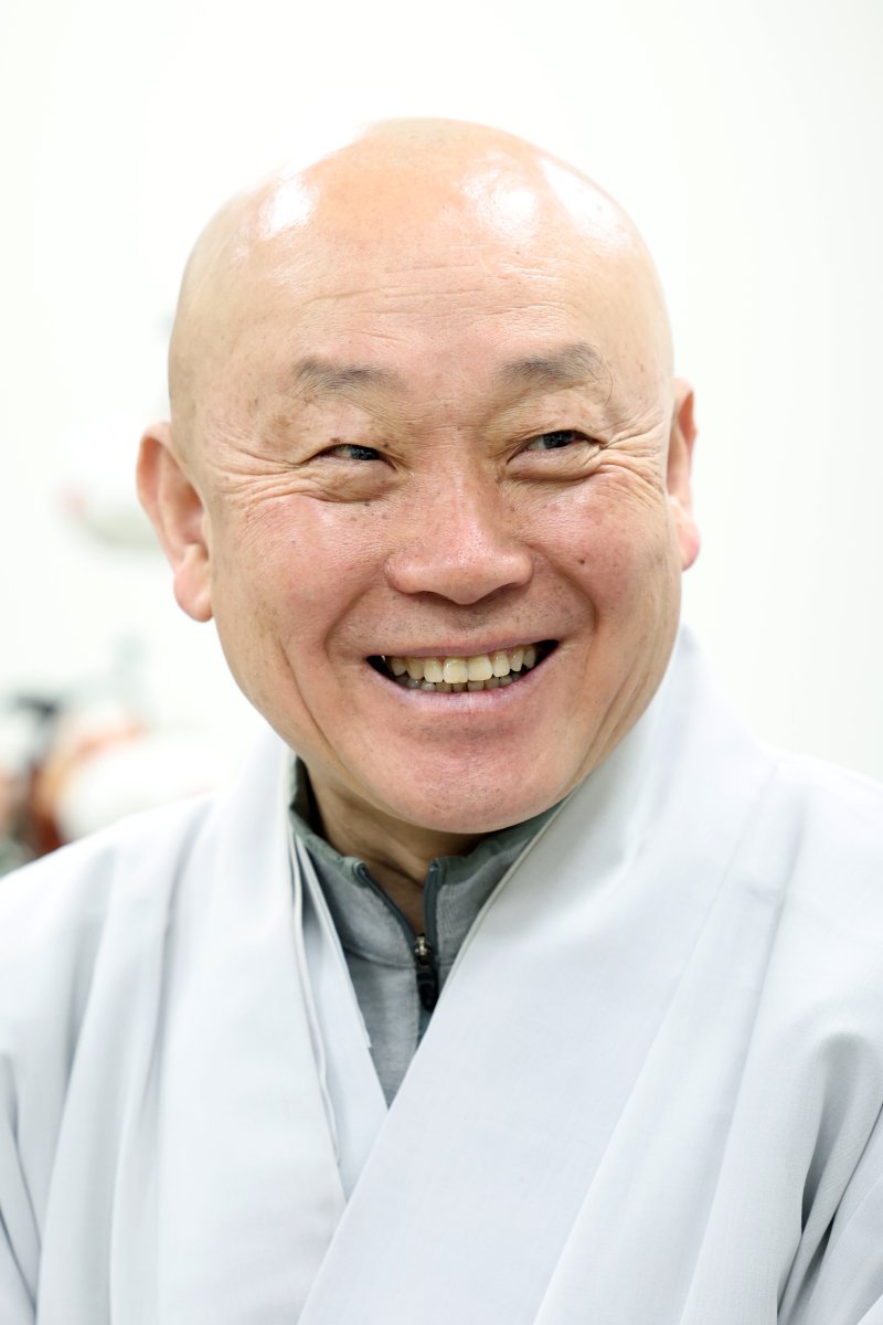 [서울=뉴시스] 박진희 기자 = 한국불교문화사업단 단장 만당스님이 지난 9일 서울 종로구 템플스테이센터에서 '사찰음식 국가무형유산 지정' 관련 인터뷰를 하고 있다. 국가유산청은 승려들이 일상에서 먹는 수행식과 발우공양 등을 포괄한 '사찰음식'을 국가무형유산으로 지정 예고했다. 2025.04.12. pak7130@newsis.com