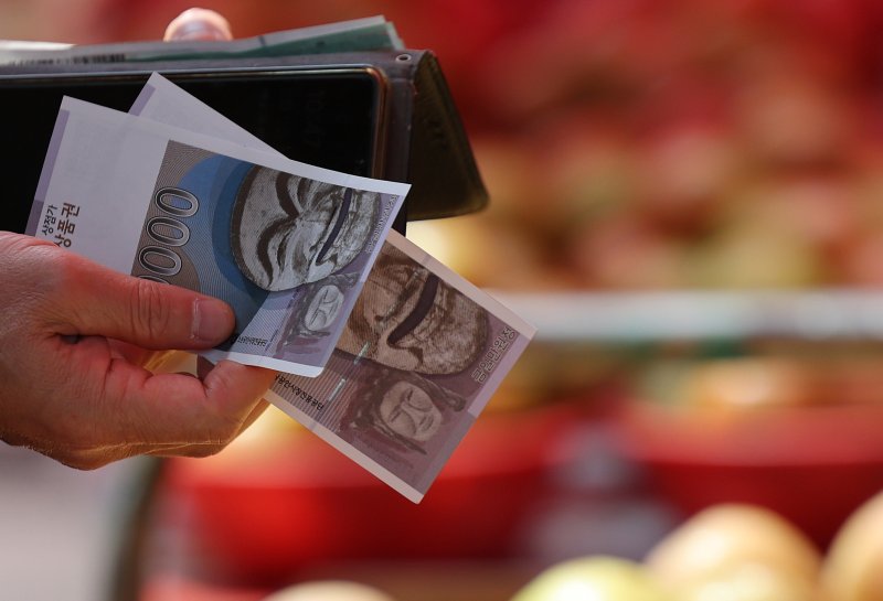 시장에서 시민들이 온누리상품권으로 장을 보고 있다. ⓒ News1 오대일 기자