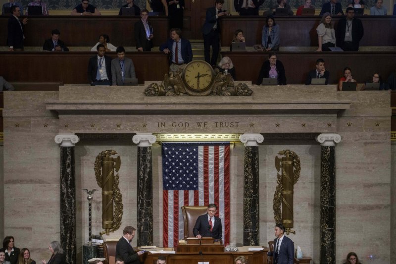 [워싱턴=AP/뉴시스]마이크 존슨 미국 하원의장이 3일(현지 시간) 워싱턴DC 국회의사당 본회의장에서 도널드 트럼프 대통령 주도 감세안의 최종 통과를 선언하기 위해 의사봉을 잡고 있다. 2025.07.04.