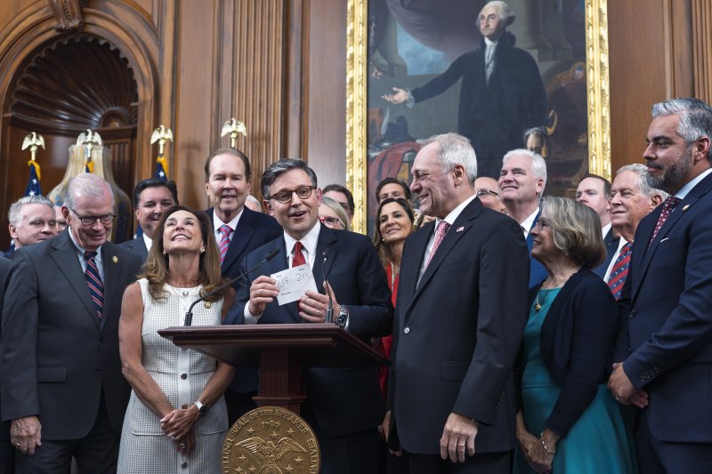 [워싱턴=AP/뉴시스]마이크 존슨 미국 하원의장 등 공화당 하원 지도부가 3일(현지 시간) 워싱턴DC 국회의사당 본회의장에서 도널드 트럼프 대통령 주도 감세안이 통과된 후 기뻐하고 있다. 2025.07.04.