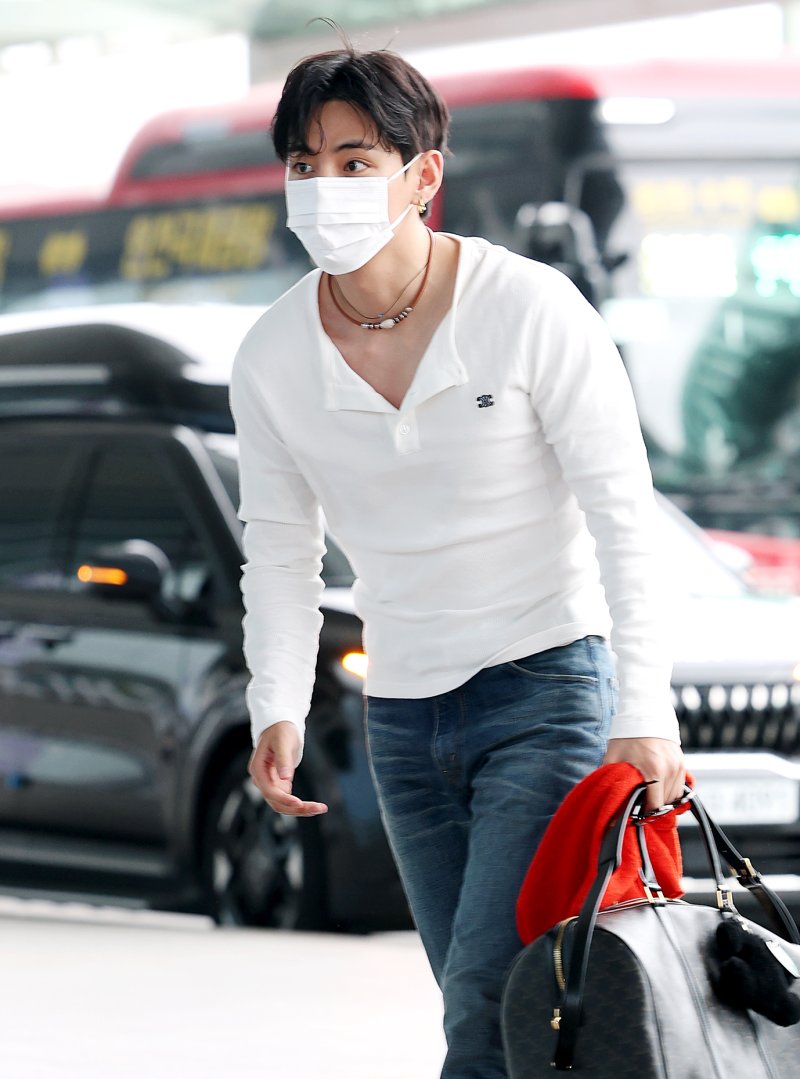 [뉴스1 ★]BTS 뷔, 상남자로 돌아온 글로벌 슈퍼스타…안기고픈 태평양 어깨 '깜짝'