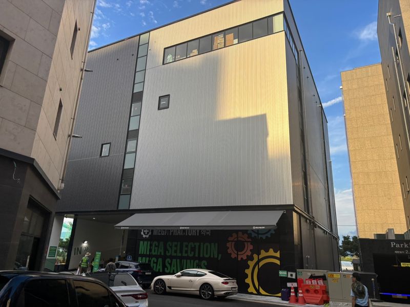 "20만원치 사버렸네" vs "동네약국 다 망해"...'창고형 약국' 이대로 괜찮을까요? [주말의 디깅]