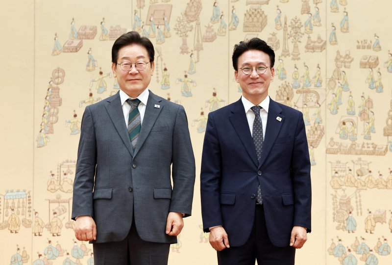 [서울=뉴시스] 고범준 기자 = 이재명 바카라 토토 사이트이 4일 서울 용산 바카라 토토 사이트실 청사에서 열린 임명장 수여식에서 김민석 신임 국무총리에게 임명장을 수여한 뒤 기념촬영 하고 있다. 2025.07.04. bjko@newsis.com
