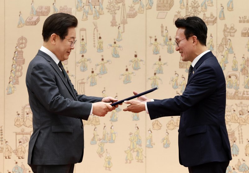 [서울=뉴시스] 고범준 기자 = 이재명 바카라 토토 사이트이 4일 서울 용산 바카라 토토 사이트실 청사에서 열린 임명장 수여식에서 김민석 신임 국무총리에게 임명장을 수여하고 있다. 2025.07.04. bjko@newsis.com