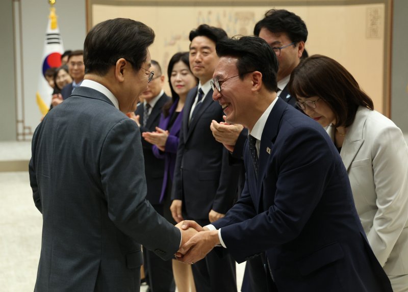 [서울=뉴시스] 고범준 기자 = 이재명 바카라 토토 사이트이 4일 서울 용산 바카라 토토 사이트실 청사에서 열린 임명장 및 위촉장 수여식에서 김민석 신임 국무총리와 인사를 나누고 있다. 2025.07.04. bjko@newsis.com