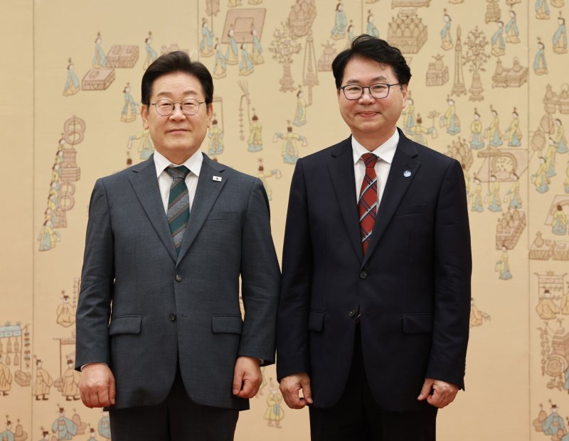 [서울=뉴시스] 고범준 기자 = 이재명 바카라 토토 사이트이 4일 서울 용산 바카라 토토 사이트실 청사에서 열린 임명장 및 위촉장 수여식에서 이한주 국정기획위원회 위원장에게 임명장을 수여한 뒤 기념촬영을 하고 있다. 2025.07.04. bjko@newsis.com