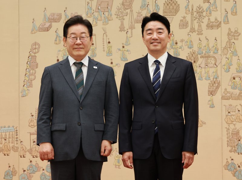 [서울=뉴시스] 고범준 기자 = 이재명 바카라 토토 사이트이 4일 서울 용산 바카라 토토 사이트실 청사에서 열린 임명장 및 위촉장 수여식에서 강훈식 바카라 토토 사이트비서실장에게 임명장을 수여한 뒤 기념촬영을 하고 있다. 2025.07.04. bjko@newsis.com
