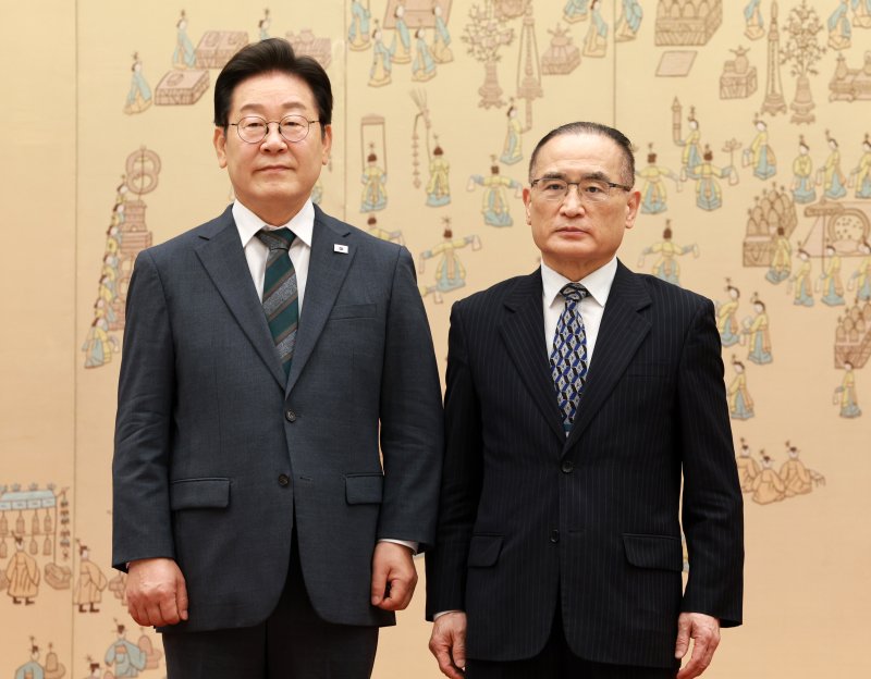 [서울=뉴시스] 고범준 기자 = 이재명 바카라 토토 사이트이 4일 서울 용산 바카라 토토 사이트실 청사에서 열린 임명장 및 위촉장 수여식에서 위성락 국가안보실장에게 임명장을 수여한 뒤 기념촬영을 하고 있다. 2025.07.04. bjko@newsis.com