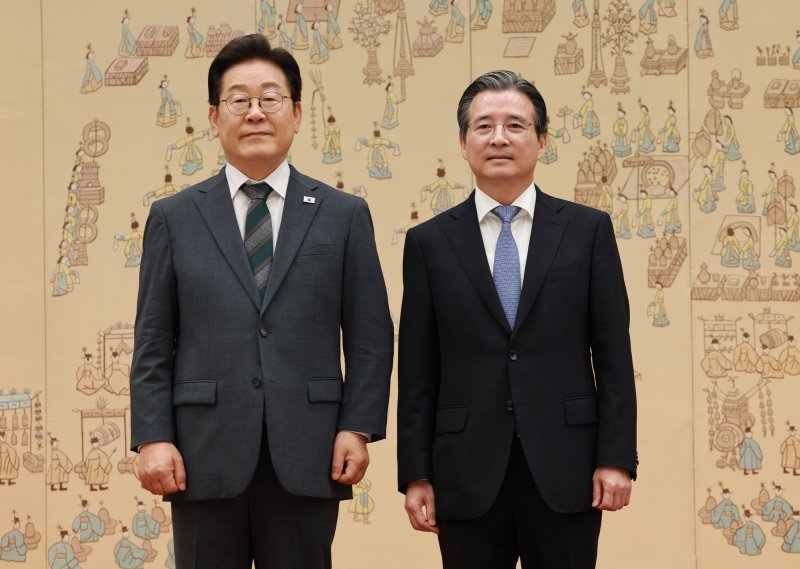 [서울=뉴시스] 고범준 기자 = 이재명 바카라 토토 사이트이 4일 서울 용산 바카라 토토 사이트실 청사에서 열린 임명장 및 위촉장 수여식에서 김용범 정책실장에게 임명장을 수여한 뒤 기념촬영을 하고 있다. 2025.07.04. bjko@newsis.com
