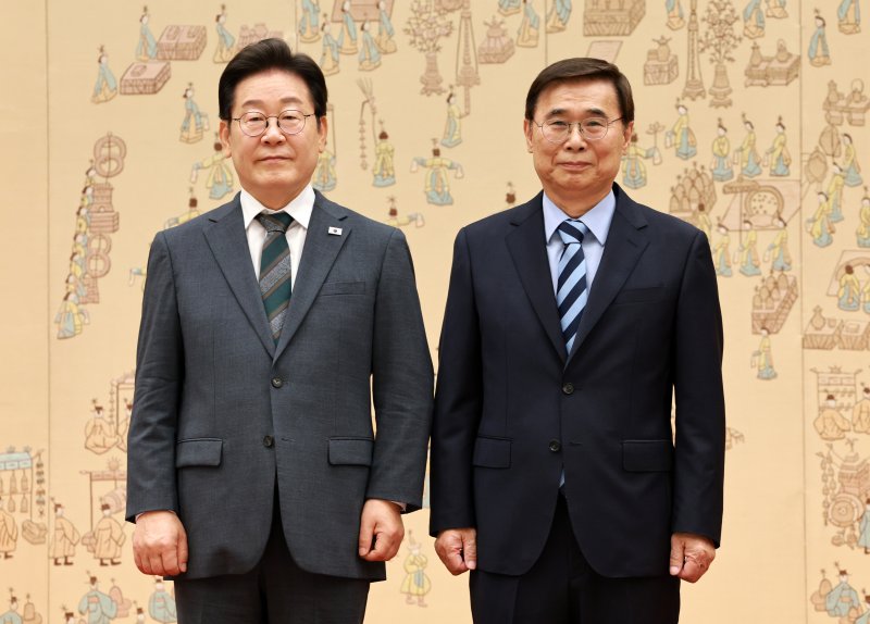 [서울=뉴시스] 고범준 기자 = 이재명 바카라 토토 사이트이 4일 서울 용산 바카라 토토 사이트실 청사에서 열린 임명장 및 위촉장 수여식에서 이종석 국가정보원장에게 임명장을 수여한 뒤 기념촬영을 하고 있다. 2025.07.04. bjko@newsis.com
