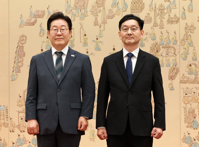 [서울=뉴시스] 고범준 기자 = 이재명 바카라 토토 사이트이 4일 서울 용산 바카라 토토 사이트실 청사에서 열린 임명장 및 위촉장 수여식에서 윤창렬 국무조정실장에게 임명장을 수여한 뒤 기념촬영을 하고 있다. 2025.07.04. bjko@newsis.com