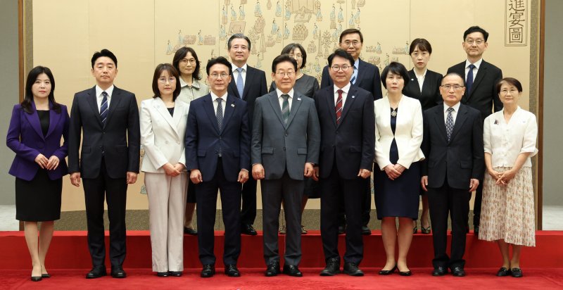 [서울=뉴시스] 고범준 기자 = 이재명 바카라 토토 사이트이 4일 서울 용산 바카라 토토 사이트실 청사에서 열린 임명장 및 위촉장 수여식에서 임명장 수여식 참석자들과 기념촬영을 하고 있다.앞줄 왼쪽부터 강훈식 바카라 토토 사이트비서실장과 배우자, 김민석 신임 국무총리와 배우자, 이 바카라 토토 사이트, 이한주 국정기획위원회 위원장과 배우자, 위성락 국가 안보실장과 배우자.윗줄 오른쪽부터 윤창렬 국무조정실장과 배우자, 이종석 국가정보원장과 배우자, 김용범 정책실장과 배우자. 2025.07.04. bjko@newsis.com