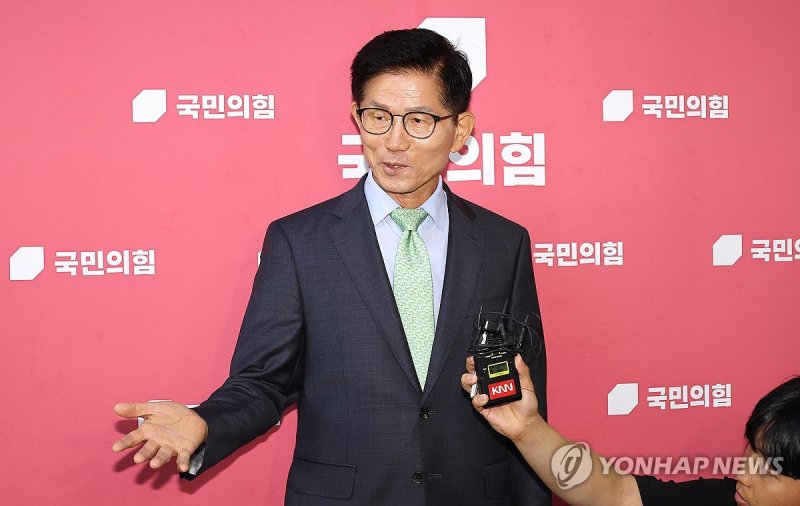 질문에 답변하는 김문수 전 대선 후보 (출처=연합뉴스)
