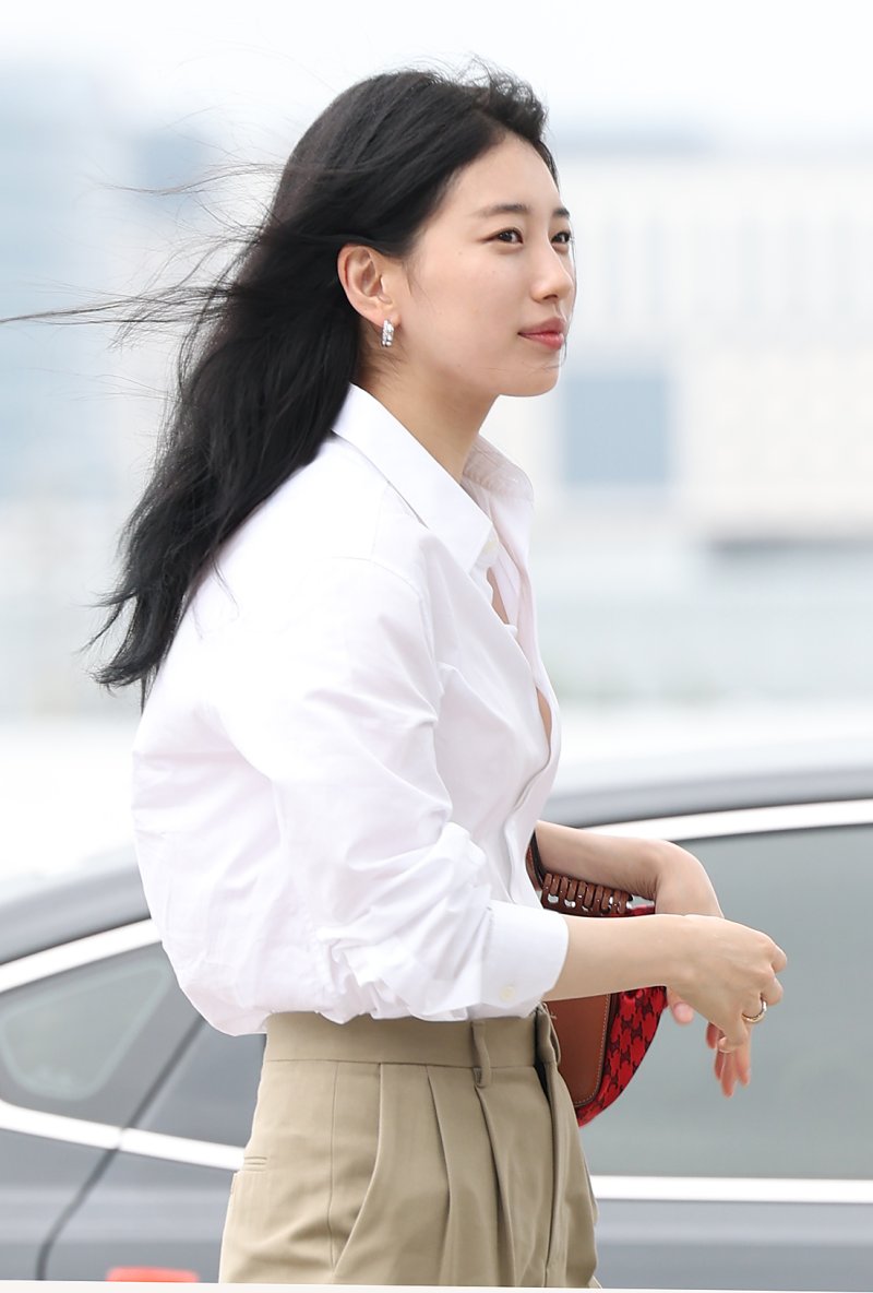 수지, 파리 출국…‘꾸안꾸’ 청순 미모 빛났다