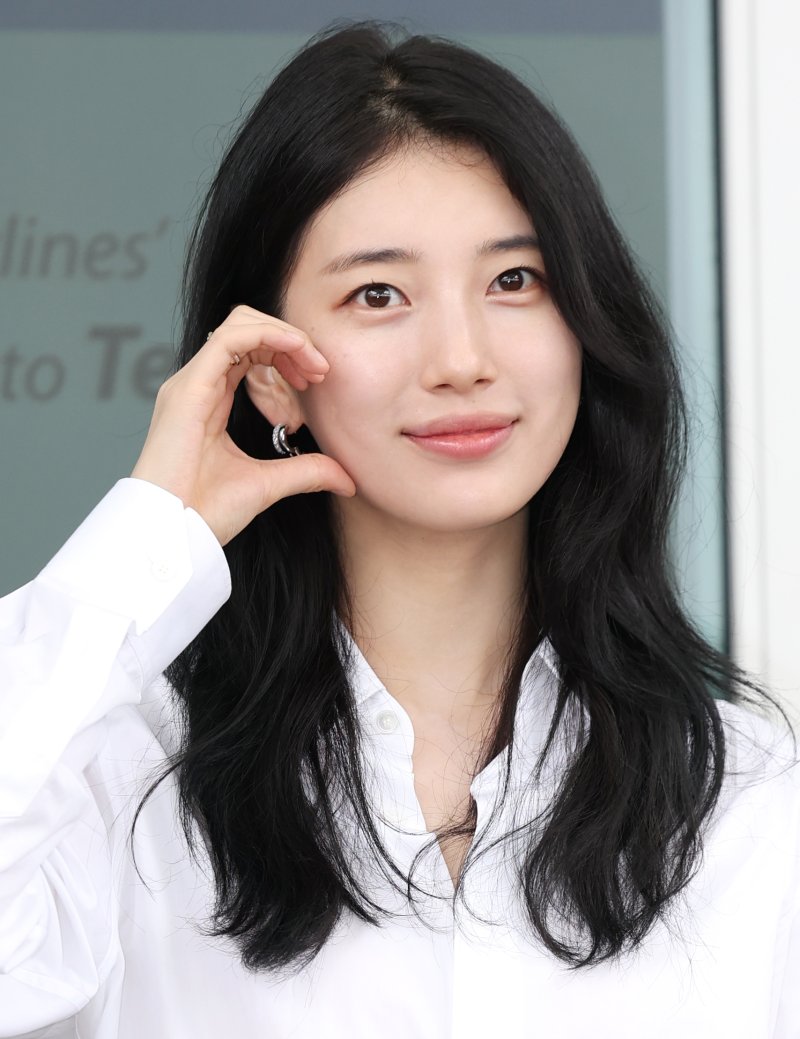 수지, 파리 출국…‘꾸안꾸’ 청순 미모 빛났다