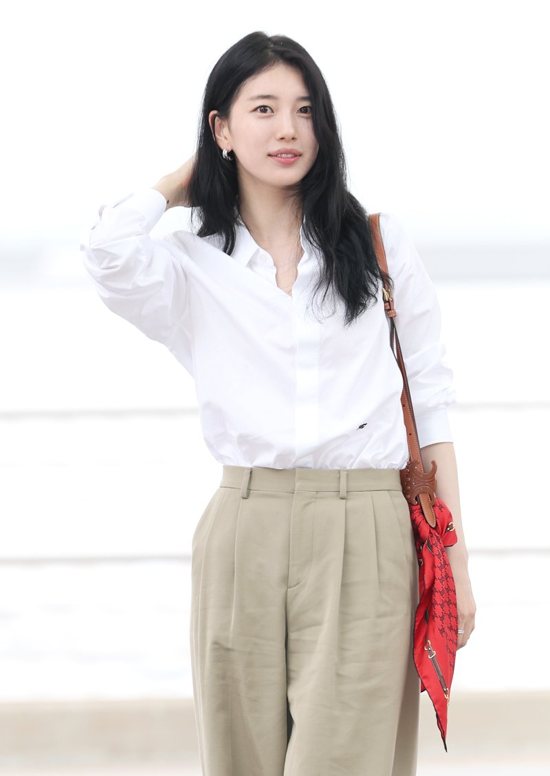 수지, 파리 출국…‘꾸안꾸’ 청순 미모 빛났다