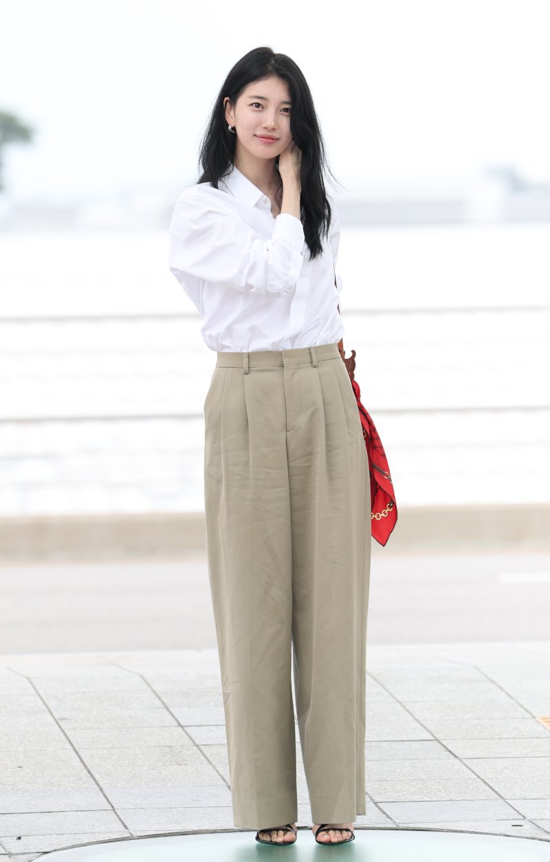 수지, 파리 출국…‘꾸안꾸’ 청순 미모 빛났다