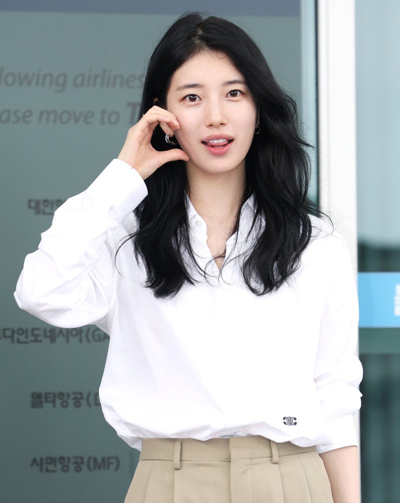 수지, 파리 출국…‘꾸안꾸’ 청순 미모 빛났다
