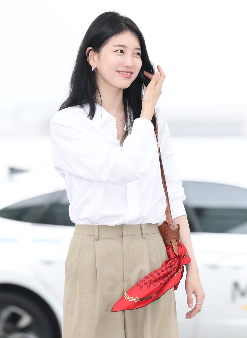수지, 파리 출국…‘꾸안꾸’ 청순 미모 빛났다