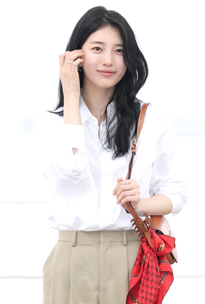 수지, 파리 출국…‘꾸안꾸’ 청순 미모 빛났다