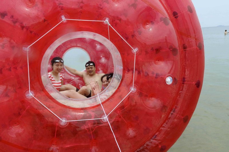 [원산=AP/뉴시스] 지난 2일 북한 강원도 원산의 원산-갈마 해안관광지구에서 사람들이 대형 물풍선을 타고 물놀이하고 있다. 북한 노동신문은 갈마관광지구 개장을 알리며 "세상에 없는 황홀한 관광 명소"라고 선전했다. 원산 명사십리 해변 일대에 조성된 관광지구 개발은 북한이 11년간 공들인 숙원사업으로 알려져 있다. 2025.07.04.