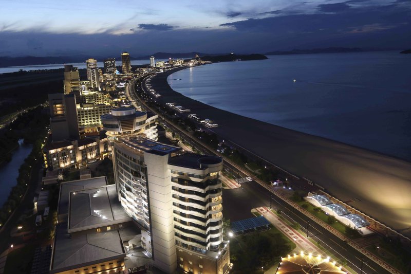 [원산=AP/뉴시스] 지난 2일 북한 강원도 원산의 원산-갈마 해안관광지구 야경이 펼쳐지고 있다. 북한 노동신문은 갈마관광지구 개장을 알리며 "세상에 없는 황홀한 관광 명소"라고 선전했다. 원산 명사십리 해변 일대에 조성된 관광지구 개발은 북한이 11년간 공들인 숙원사업으로 알려져 있다. 2025.07.04.