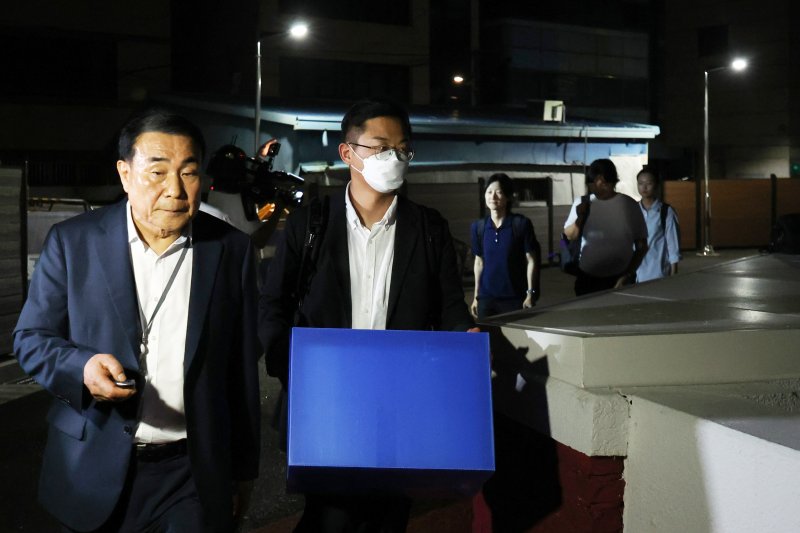 윤석열 전 대통령 배우자인 김건희 여사 의혹을 수사하는 민중기 특별검사팀이 3일 오후 서울 종로구 삼부토건 본사에서 압수수색을 마친 후 압수품이 담긴 박스를 들고 사무실을 나서고 있다. (공동취재) 2025.7.3/뉴스1 ⓒ News1 황기선 기자