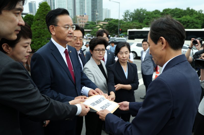 [서울=뉴시스] 고범준 기자 = 유상범 국민의힘 원내운영수석부대표와 김은혜 원내정책수석부대표가 4일 서울 용산구 대통령실 정문 앞에서 우상호 정무수석에게 특수활동비(특활비) 증액 요구 관련 항의서한을 전달하고 있다. 2025.07.04. bjko@newsis.com