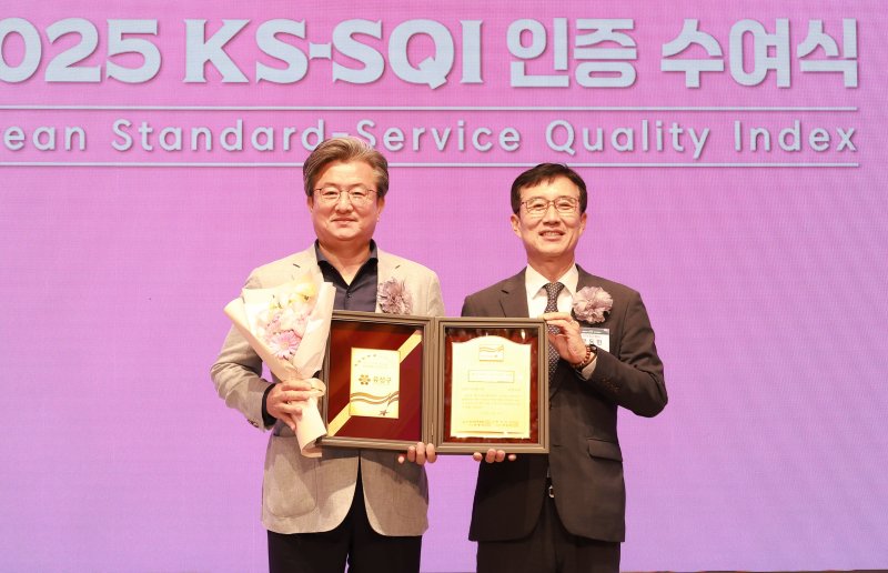 [대전=뉴시스] 조명휘 기자 = 정용래(왼쪽) 대전 유성구청장이 한국표준협회 KS-SQI 토토 바카라 사이트 인증수여식에서 토토 바카라 사이트 지자체 행정서비스품질 토토 바카라 사이트 인증패를 전달받고 있다. (사진= 유성구 제공) 2025.07.04. photo@newsis.com *재판매 및 DB 금지
