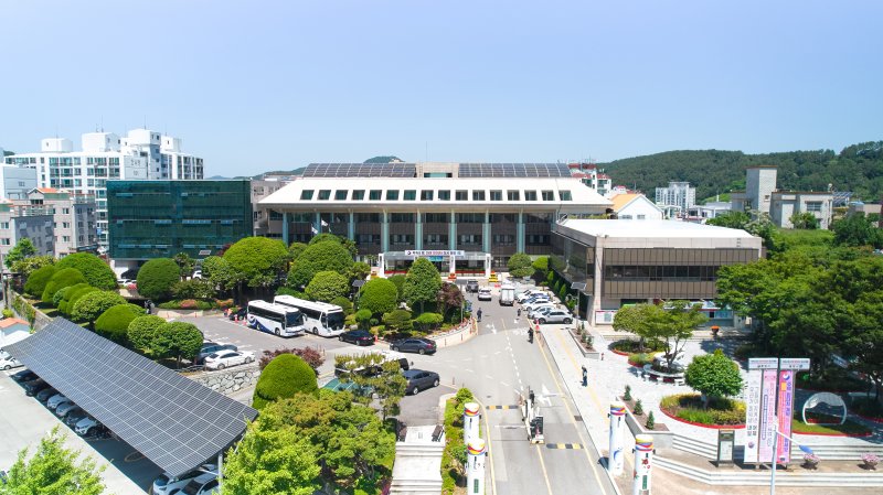 [통영=뉴시스] 신정철 기자= 통영시는 지난 1일부터 오는 18일까지 하계 휴가철 앞두고 안전하고 쾌적한 숙박환경을 조성하기 위해 관내 숙박업소 203개소와 무신고 숙박업소를 대상으로 일제점검을 실시하고 있다고 4일 밝혔다.사진은 통영시청 전경.(사진=뉴시스DB).2025.07,04. sin@newsis.com