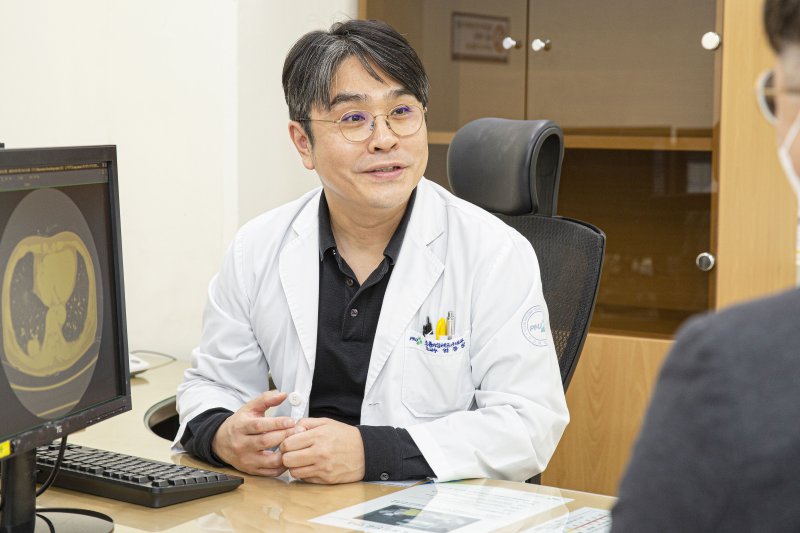 [부산=뉴시스] 부산대병원 호흡기내과 엄중섭 교수가 폐암 환자를 진료하고 있다. (사진=부산대병원 제공) 2025.07.04. photo@newsis.com *재판매 및 DB 금지