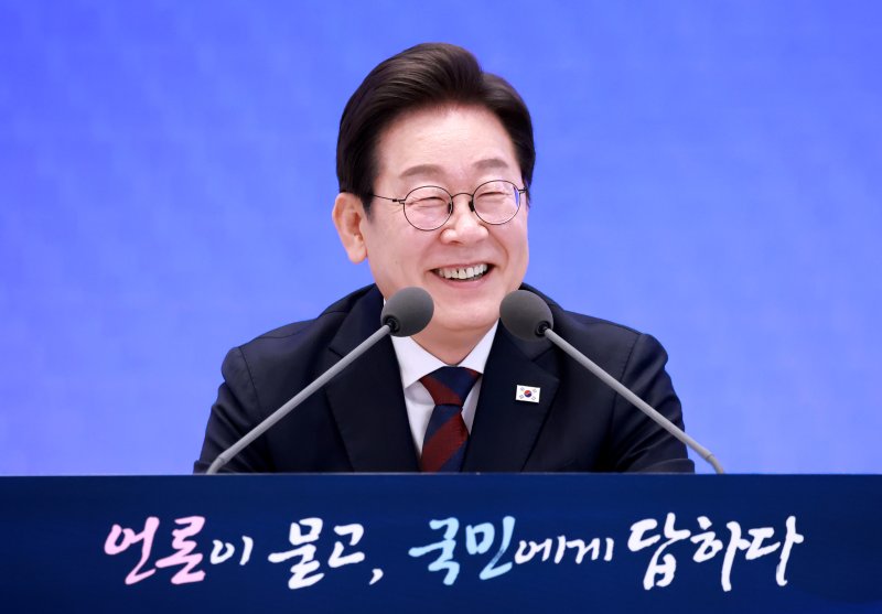 [서울=뉴시스] 고범준 바카라사이트 신고 = 이재명 대통령이 3일 청와대 영빈관에서 열린 '대통령의 30일, 언론이 묻고 국민에게 답하다' 기자회견에서 출입기자들 질문에 답변하고 있다. (대통령실통신사진기자단) 2025.07.03. bjko@newsis.com