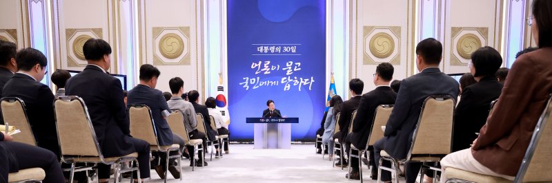 [서울=뉴시스] 고범준 바카라사이트 신고 = 이재명 대통령이 3일 청와대 영빈관에서 열린 '대통령의 30일, 언론이 묻고 국민에게 답하다' 기자회견에서 출입기자들 질문에 답변하고 있다. (대통령실통신사진기자단) 2025.07.03. bjko@newsis.com