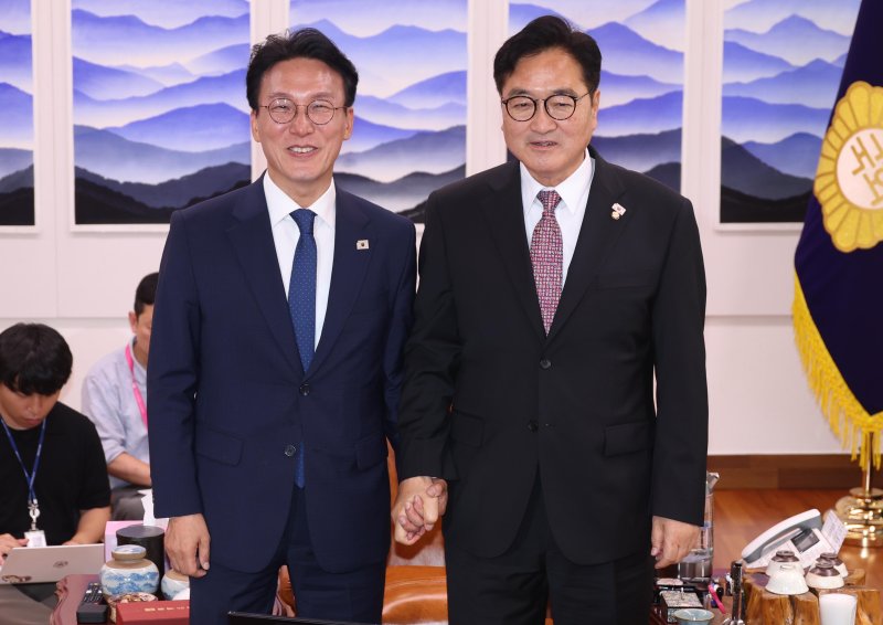 [서울=뉴시스] 조성봉 기자 = 우원식 국회의장이 4일 오후 서울 여의도 국회의장 집무실에서 김민석 국무총리와 면담을 나누기 전 손을 잡고 기념촬영을 하고 있다. 2025.07.04. suncho21@newsis.com