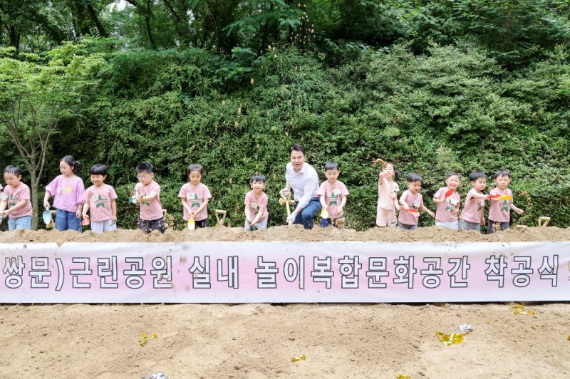 [서울=뉴시스] 오언석 도봉구청장과 지역 아이들이 공사의 삽을 뜨고 있다. 2025.07.04. (사진=도봉구 제공) *재판매 및 DB 금지