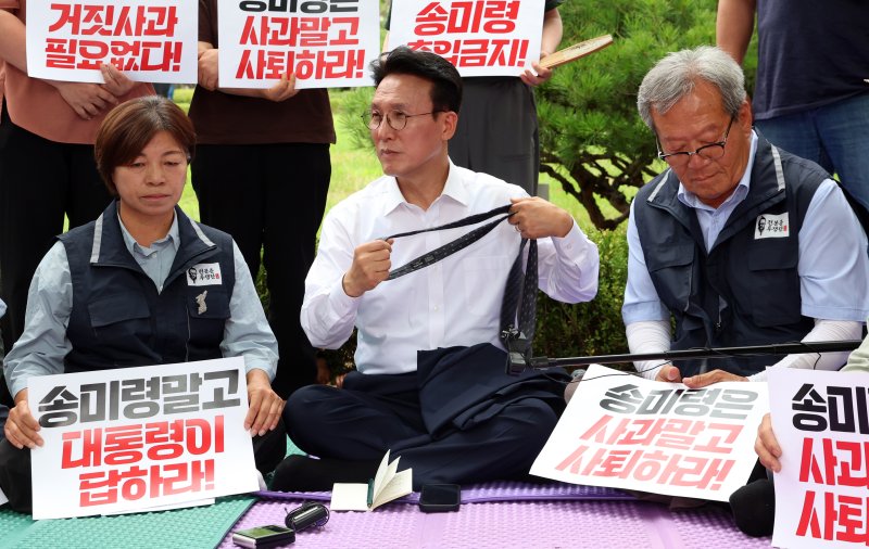 김민석 국무총리가 취임 후 첫 일정으로 4일 오전 서울 용산구 대통령실 앞에서 송미령 농림축산식품부 장관 유임 결정 철회를 촉구하며 항의 농성 중인 농민단체와 면담을 하고 있다. 2025.7.4/뉴스1 ⓒ News1 김명섭 기자