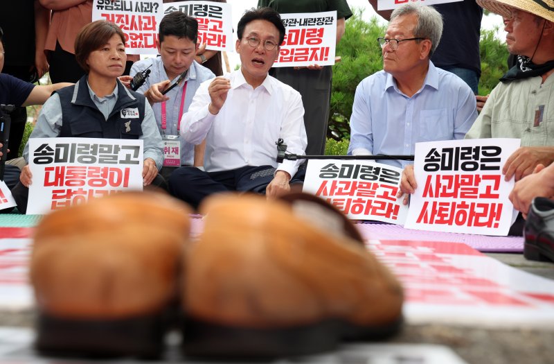 김민석 국무총리가 취임 후 첫 일정으로 4일 오전 서울 용산구 대통령실 앞에서 송미령 농림축산식품부 장관 유임 결정 철회를 촉구하며 항의 농성 중인 농민단체와 면담을 하고 있다. 2025.7.4/뉴스1 ⓒ News1 김명섭 기자