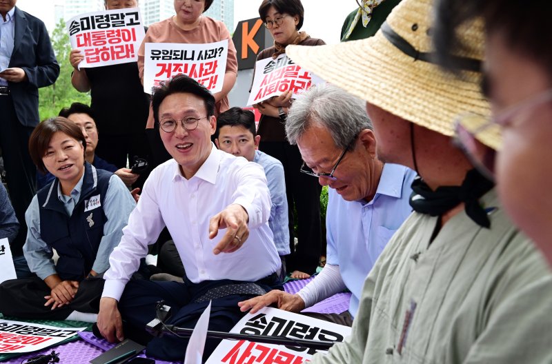 김민석 신임 국무총리가 첫 공식일정으로 4일 오전 서울 용산구 대통령실 앞 농민단체 항의 집회 현장을 찾아 대화를 나누며 미소 짓고 있다. (공동취재) 2025.7.4/뉴스1 ⓒ News1 김명섭 기자