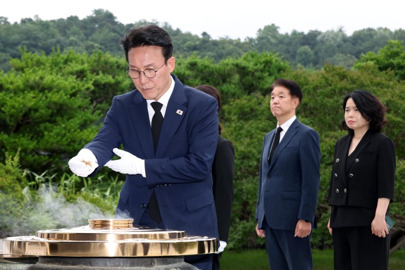 김민석 국무총리가 4일 서울 동작구 국립서울현충원을 찾아 현충탑에 분향하고 있다. (공동취재) 2025.7.4/뉴스1 ⓒ News1 김명섭 기자