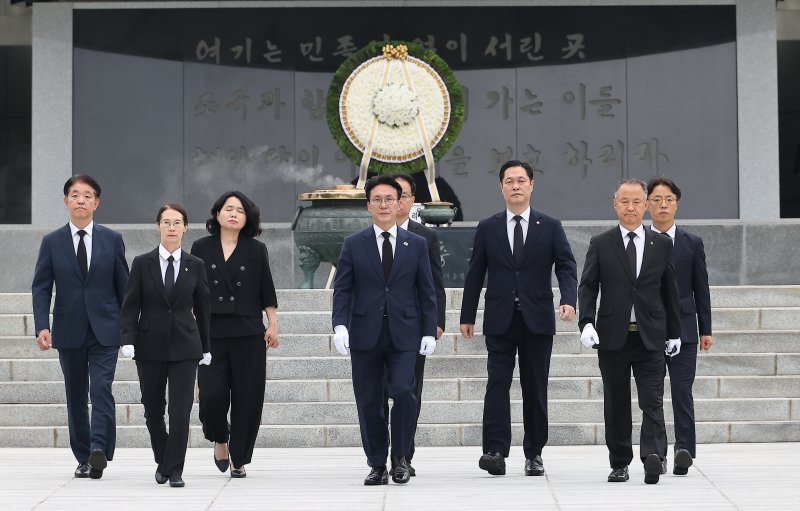 김민석 신임 국무총리가 4일 오후 서울 동작구 국립서울현충원 현충탑을 참배 후 이동하고 있다. (공동취재) 2025.7.4/뉴스1 ⓒ News1 김명섭 기자
