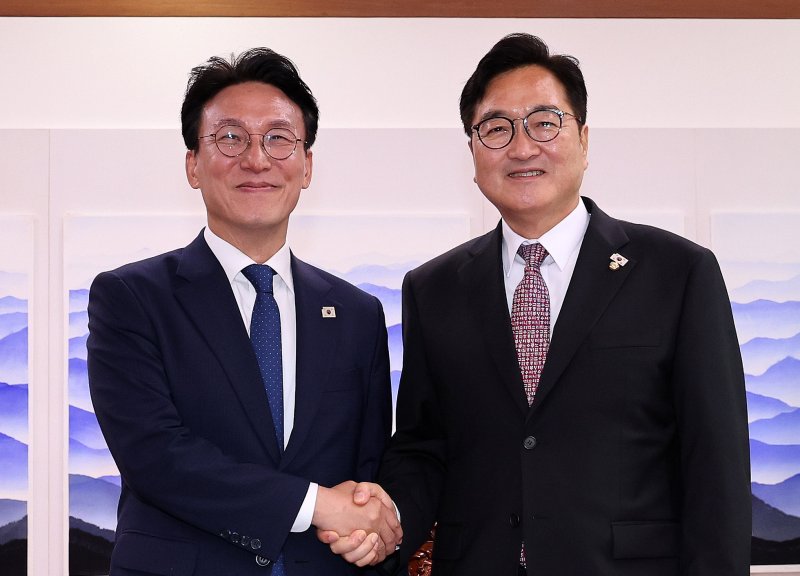 김민석 신임 국무총리가 4일 서울 여의도 국회 의장 집무실에서 우원식 국회의장을 예방하고 있다. 2025.7.4/뉴스1 ⓒ News1 박지혜 기자