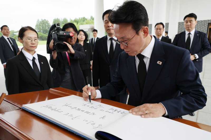 김민석 국무총리가 4일 서울 동작구 국립서울현충원에서 참배를 마친 후 방명록에 "국민이 주인인 대한민국, 꼭 실현하겠습니다＂라고 쓰고 있다. (공동취재) 2025.7.4/뉴스1 ⓒ News1 김명섭 기자