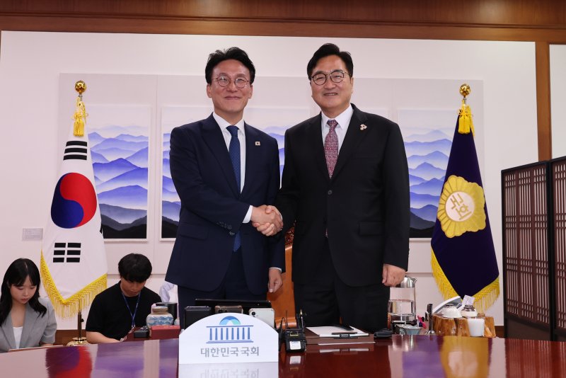 우원식 국회의장이 4일 서울 여의도 국회 집무실에서 김민석 국무총리와 악수하고 있다. 2025.7.4/뉴스1 ⓒ News1 박지혜 기자