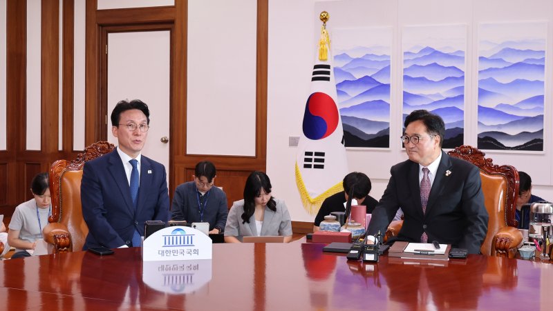 우원식 국회의장이 4일 서울 여의도 국회 집무실에서 김민석 국무총리와 환담을 하고 있다. 2025.7.4/뉴스1 ⓒ News1 박지혜 기자