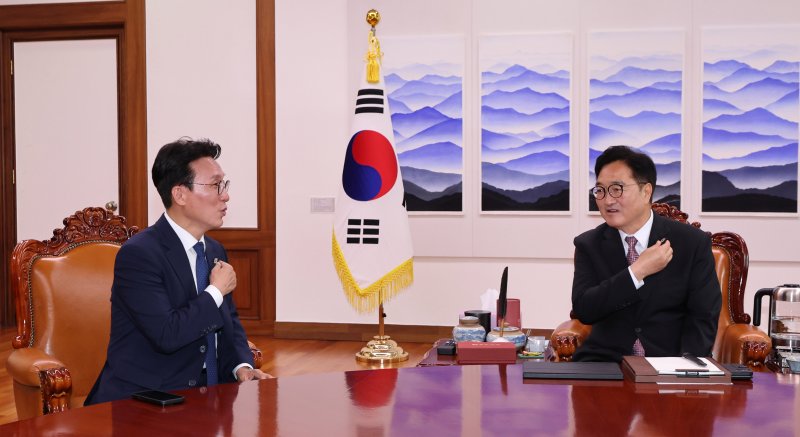 김민석 신임 국무총리가 4일 서울 여의도 국회 의장 집무실에서 우원식 국회의장을 예방하고 있다. ⓒ News1 박지혜 기자