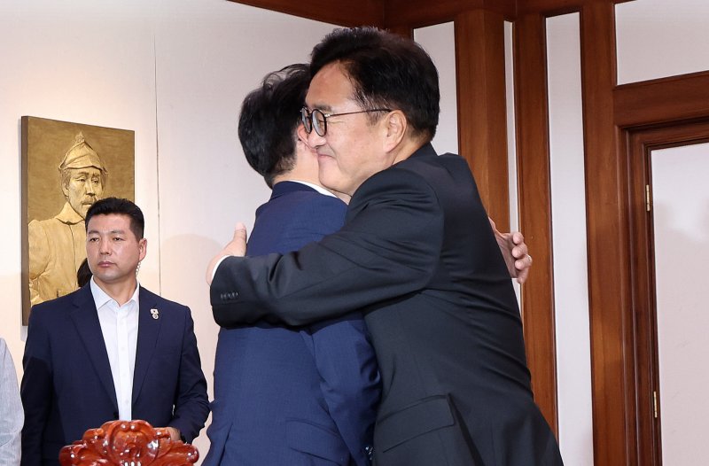 김민석 신임 국무총리가 4일 서울 여의도 국회 의장 집무실에서 우원식 국회의장과 포옹을 하고 있다. 2025.7.4/뉴스1 ⓒ News1 박지혜 기자